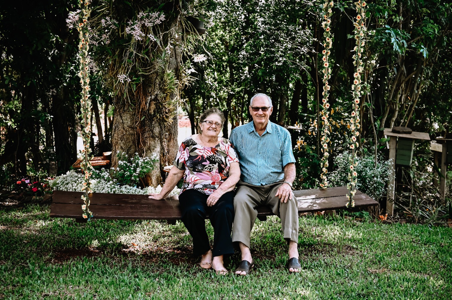 Vovó e vovô no jardim do Orquidário Quinze
